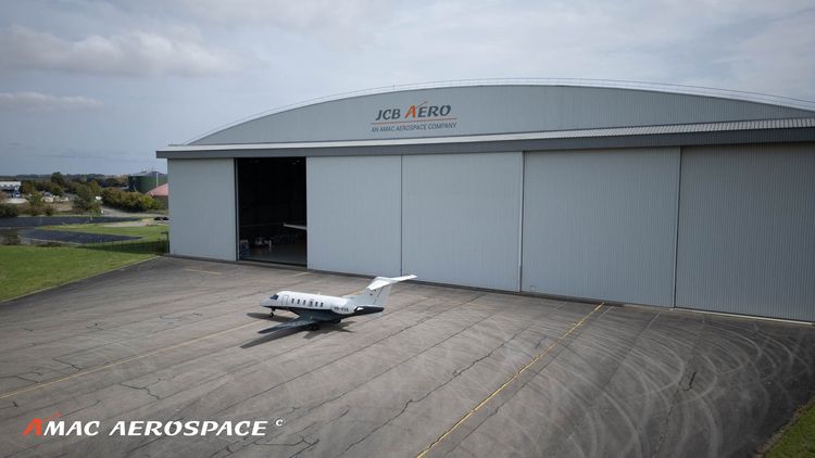 Une vue du hangar de JCB Aéro pour la maintenance des avions à Auch